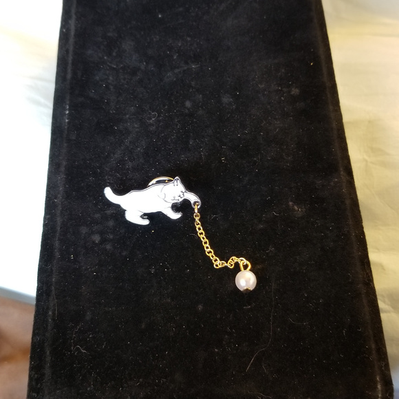 RESERVED NWT White Kitty Playing "Pearl" Ball Pin - Picture 8 of 8